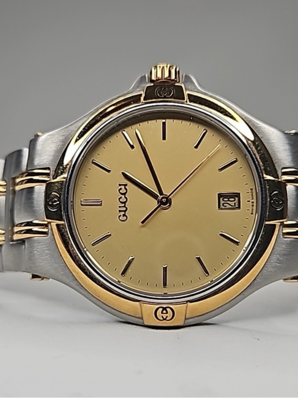 Authentic Gucci Watch 9040 M Mens Dial Quartz Two-Tone Link Date Watch